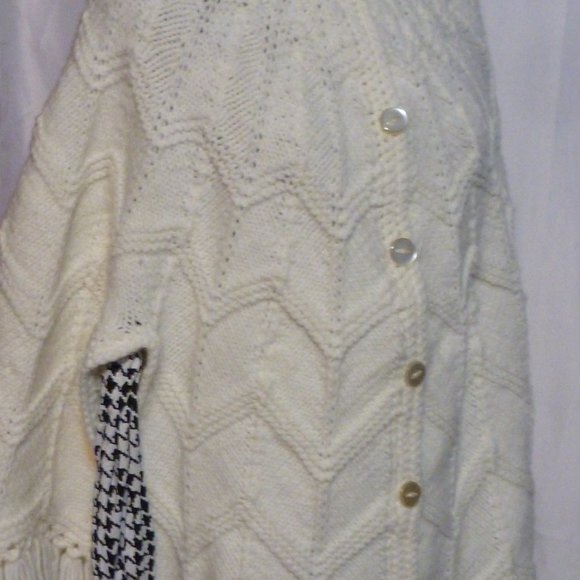 Hand knitted button -up poncho w/ fringes - Picture 3 of 7